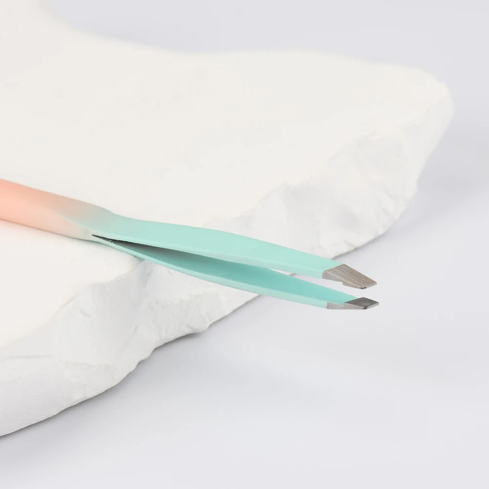 DUAL-END EYEBROW TWEEZERS WITH SPOOLIE